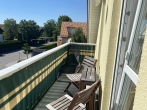 Helle, frisch renovierte 2 Zimmer Dachgeschosswohnung mit 2 Balkonen in grüner Lage in Olching - Balkon vor Wohnzimmer