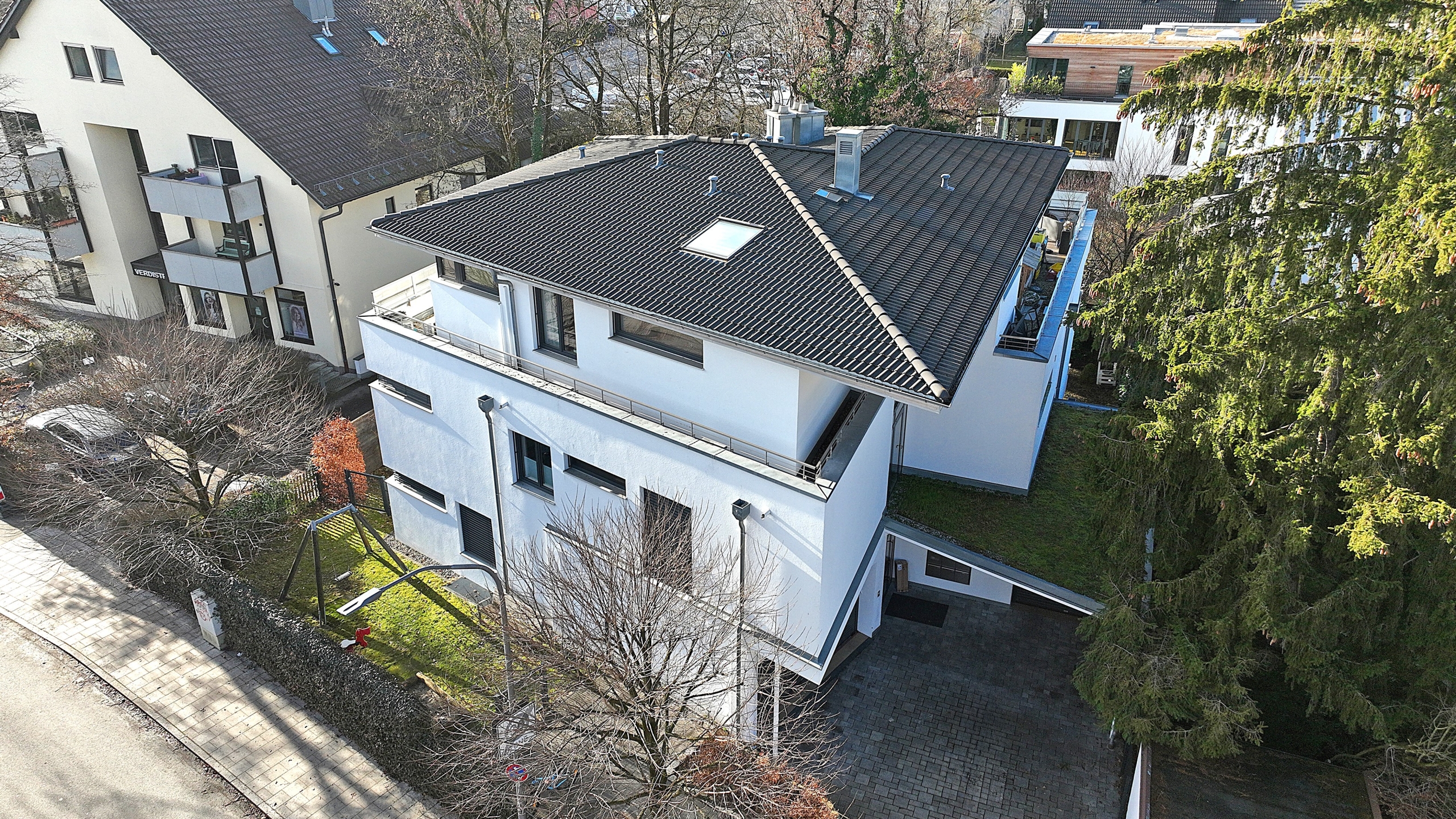 Hausansicht-Eingang Zufahrt
