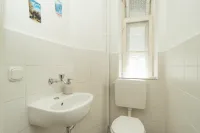 WC mit separatem Fenster