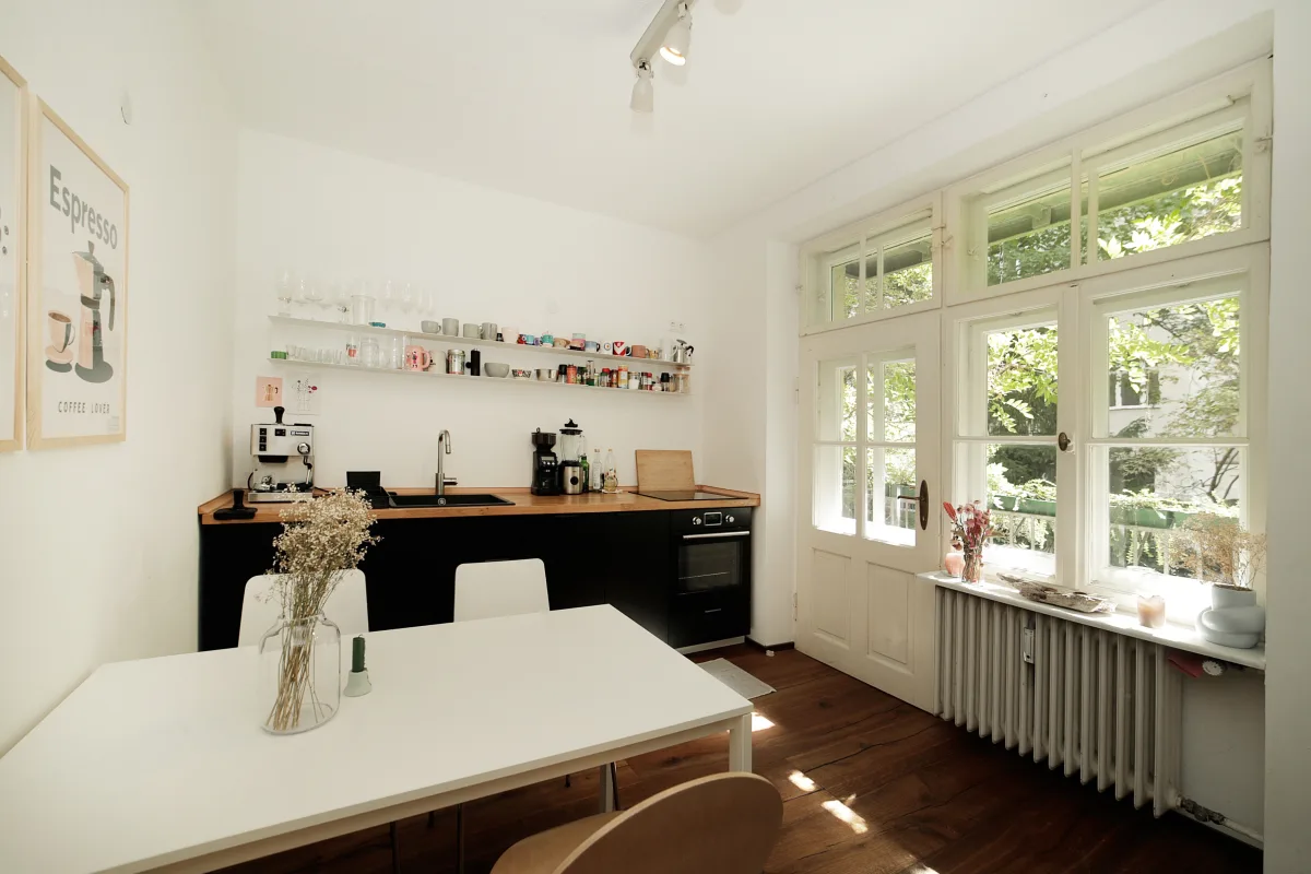 Wohnküche mit Zugang zum Balkon
