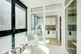 ALSAOL Immobilien: Extravagantes urbanes Apartment mit beheiztem Wintergarten in Toplage Bogenhausen - Wintergarten Durchgang z Küche
