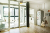 ALSAOL Immobilien: Extravagantes urbanes Apartment mit beheiztem Wintergarten in Toplage Bogenhausen - Wintergarten und Küche
