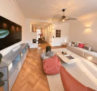 stilvolles Wohnzimmer Blick zum Balkon