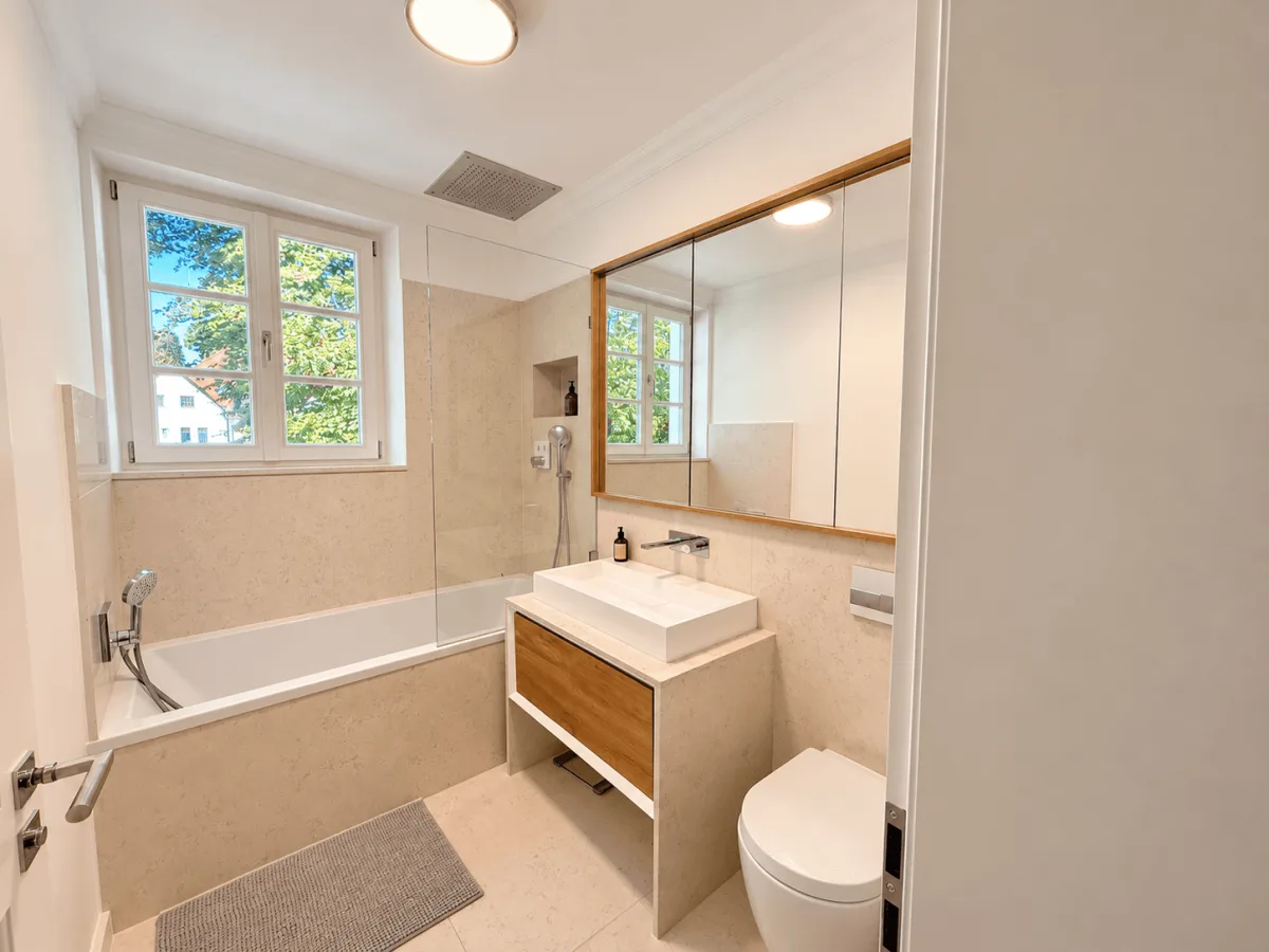 Badezimmer mit Wanne und Fenster