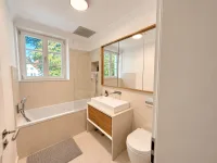 Badezimmer mit Wanne und Fenster