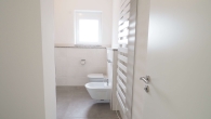Neuwertige, edle 2-Zimmer-Dachgeschosswohnung mit Süd-West-Terrasse in Olching - Neu-Esting - Badezimmer mit Bidet