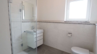 Neuwertige, edle 2-Zimmer-Dachgeschosswohnung mit Süd-West-Terrasse in Olching - Neu-Esting - Badezimmer