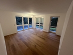 Modernisierte 2-Zimmer Gartenwohnung mit neuer Einbauküche in bester grüner Lage in Waldtrudering - Wohnzimmer
