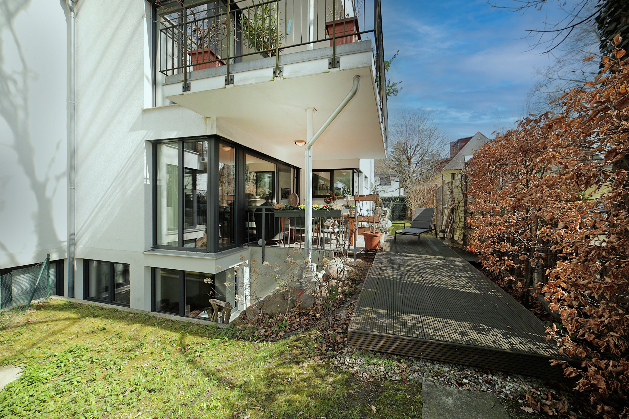 großes Terrassendeck m. Garten