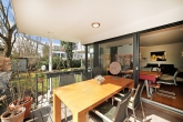 Rarität: Edle, hochwertige Gartenwohnung auf 2 Ebenen mit Süd-Terrasse im begehrten Obermenzing - Terrasse und Blick zu Garten