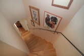 Rarität: Edle, hochwertige Gartenwohnung auf 2 Ebenen mit Süd-Terrasse im begehrten Obermenzing - Treppe zum Souterrain/UG