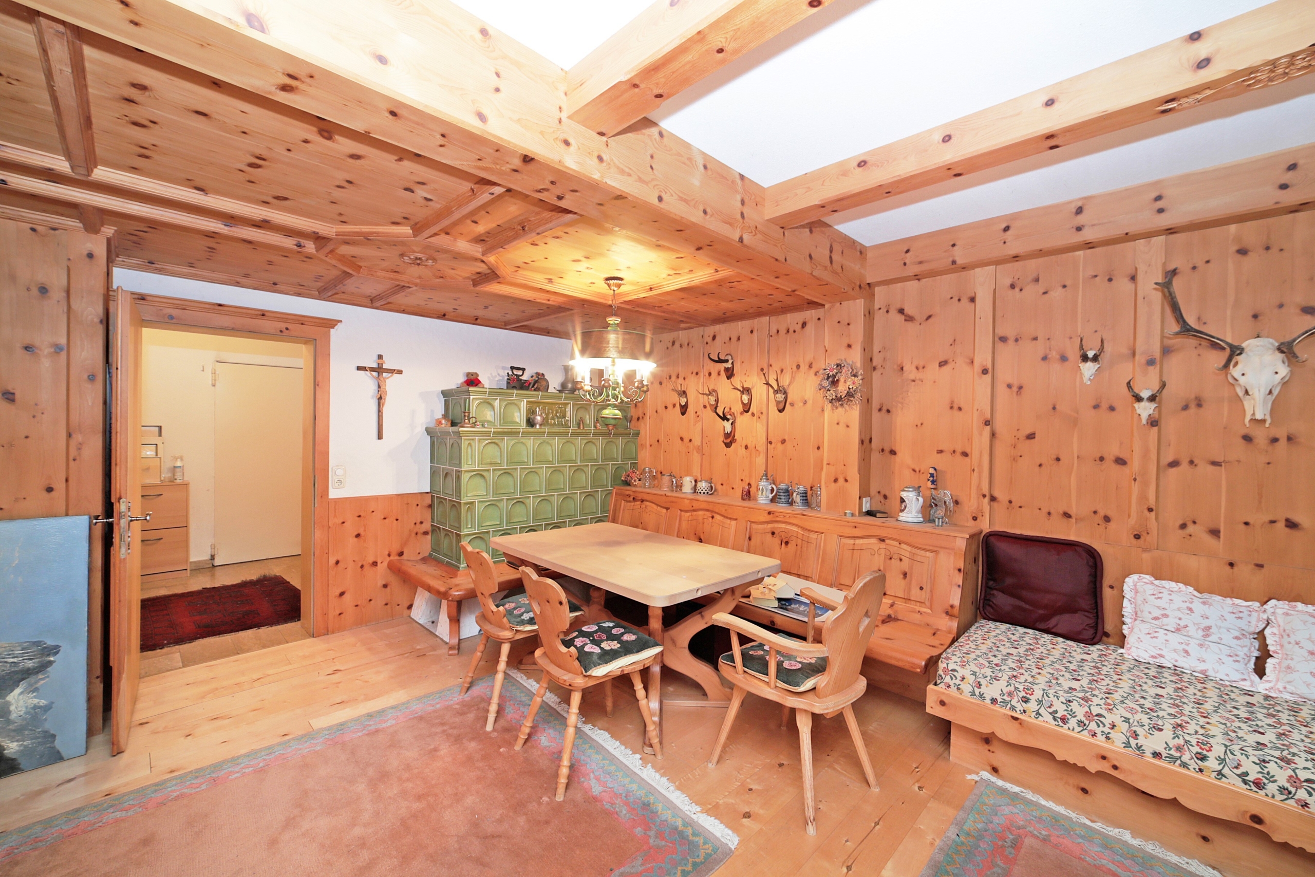 Original Tiroler Zirbenstube mit Kachelofen