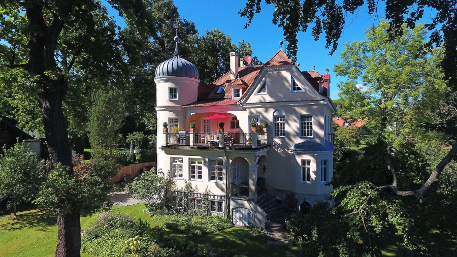 Ansicht Villa mit idyllischen Garten