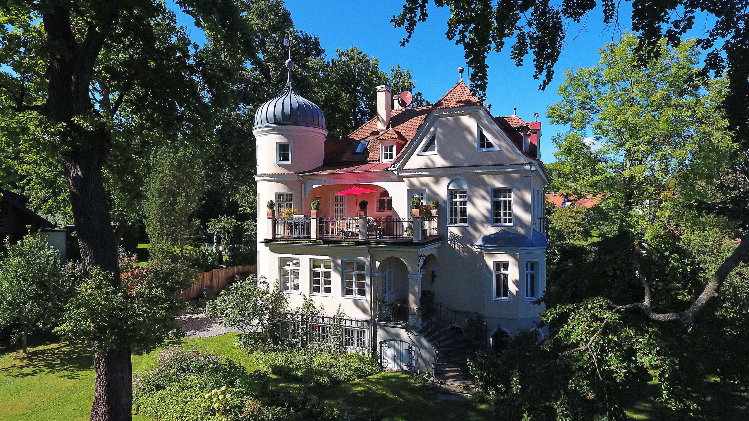 Ansicht Villa mit idyllischen Garten