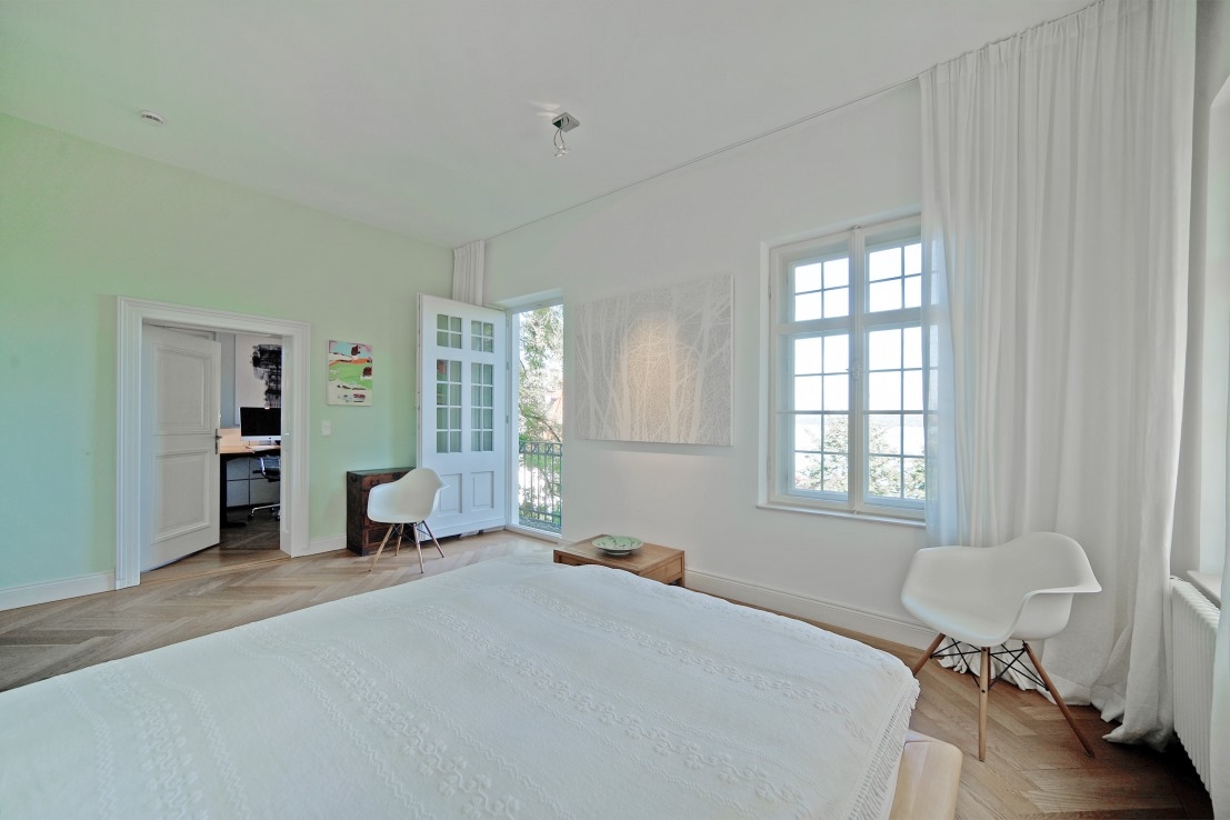 Elternschlafzimmer mit angrenzender Ankleide 1. OG