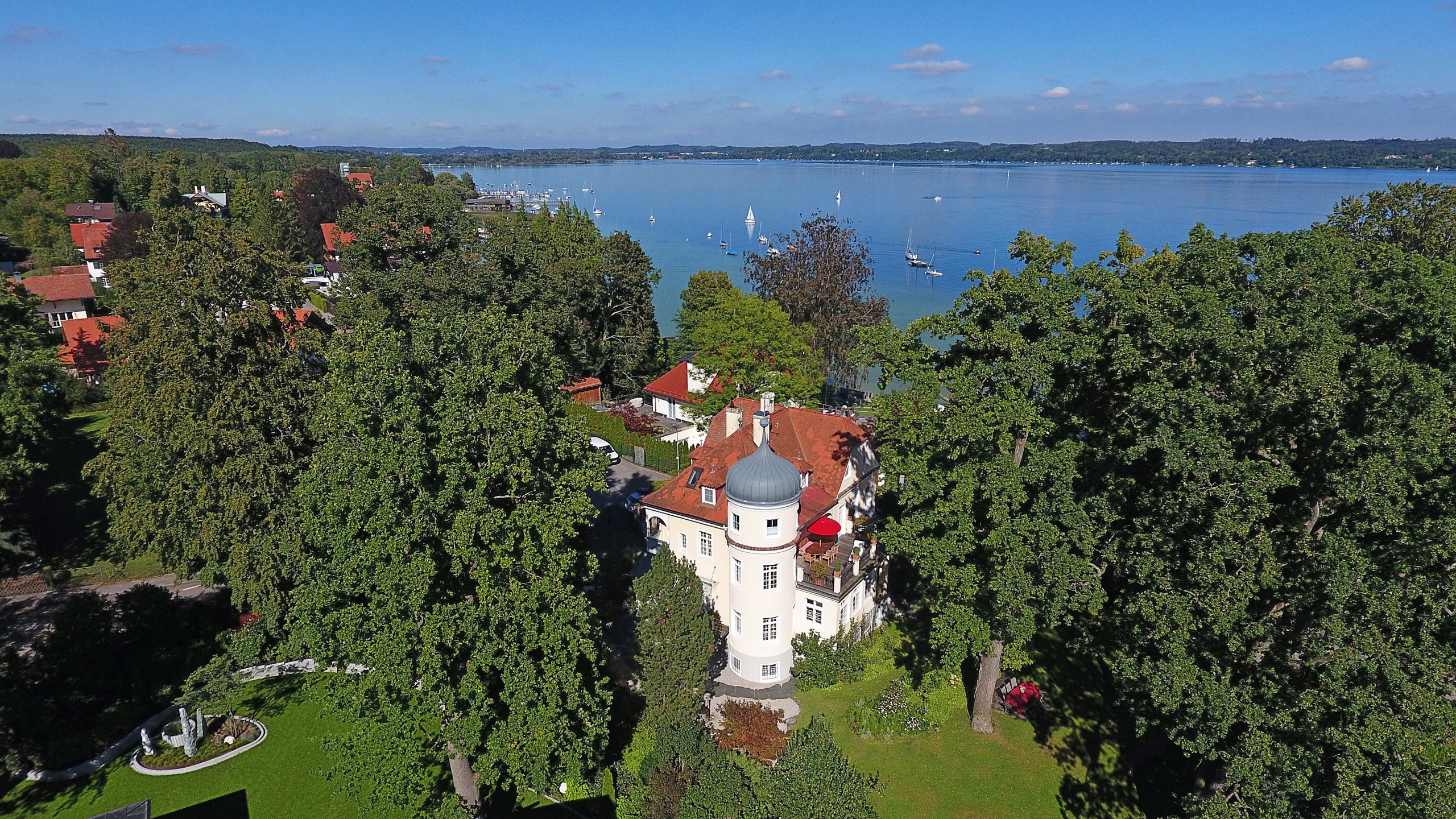 Luftaufnahme Anwesen + Blick zum Ammersee