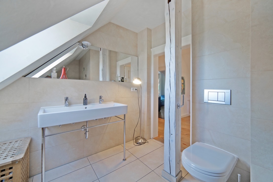 Bedezimmer mit Wanne Dachgeschoß