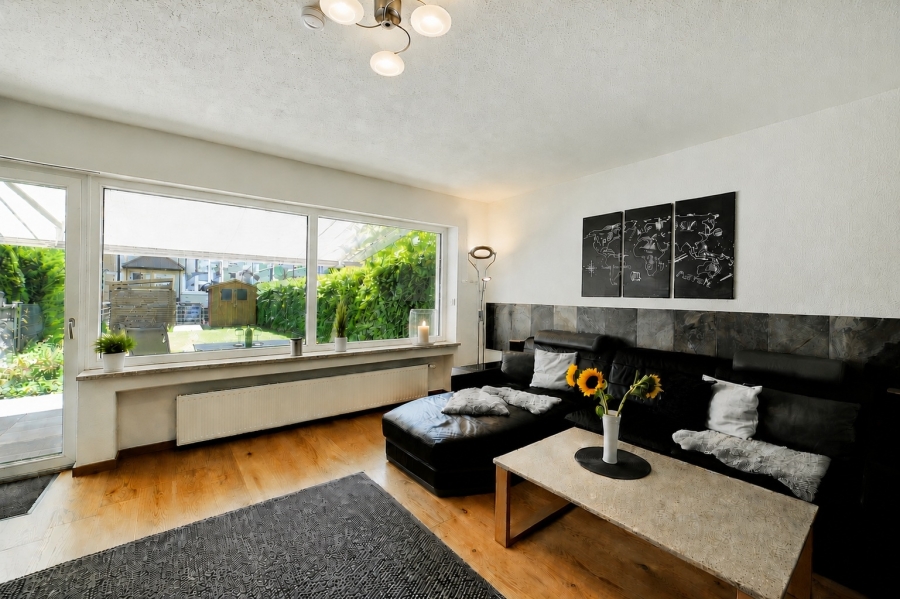 Wohnzimmer mit Blick und Zugang zum Südgarten
