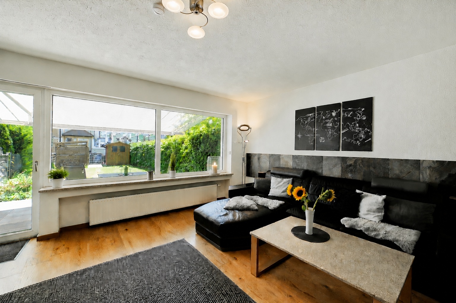 Wohnzimmer mit Blick und Zugang zum Südgarten