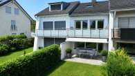 Gartenansicht mit sonnigem Südgarten und Terrasse