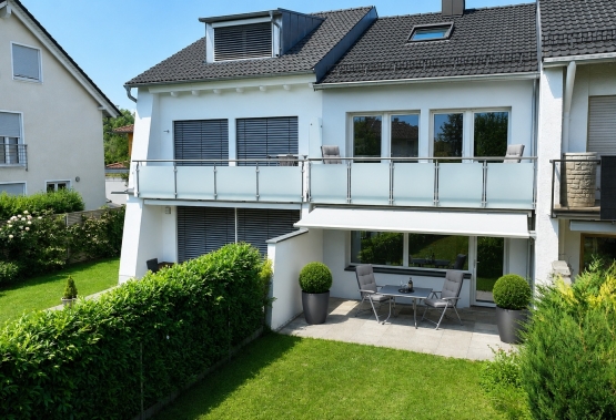 Gartenansicht mit sonnigem Südgarten und Terrasse