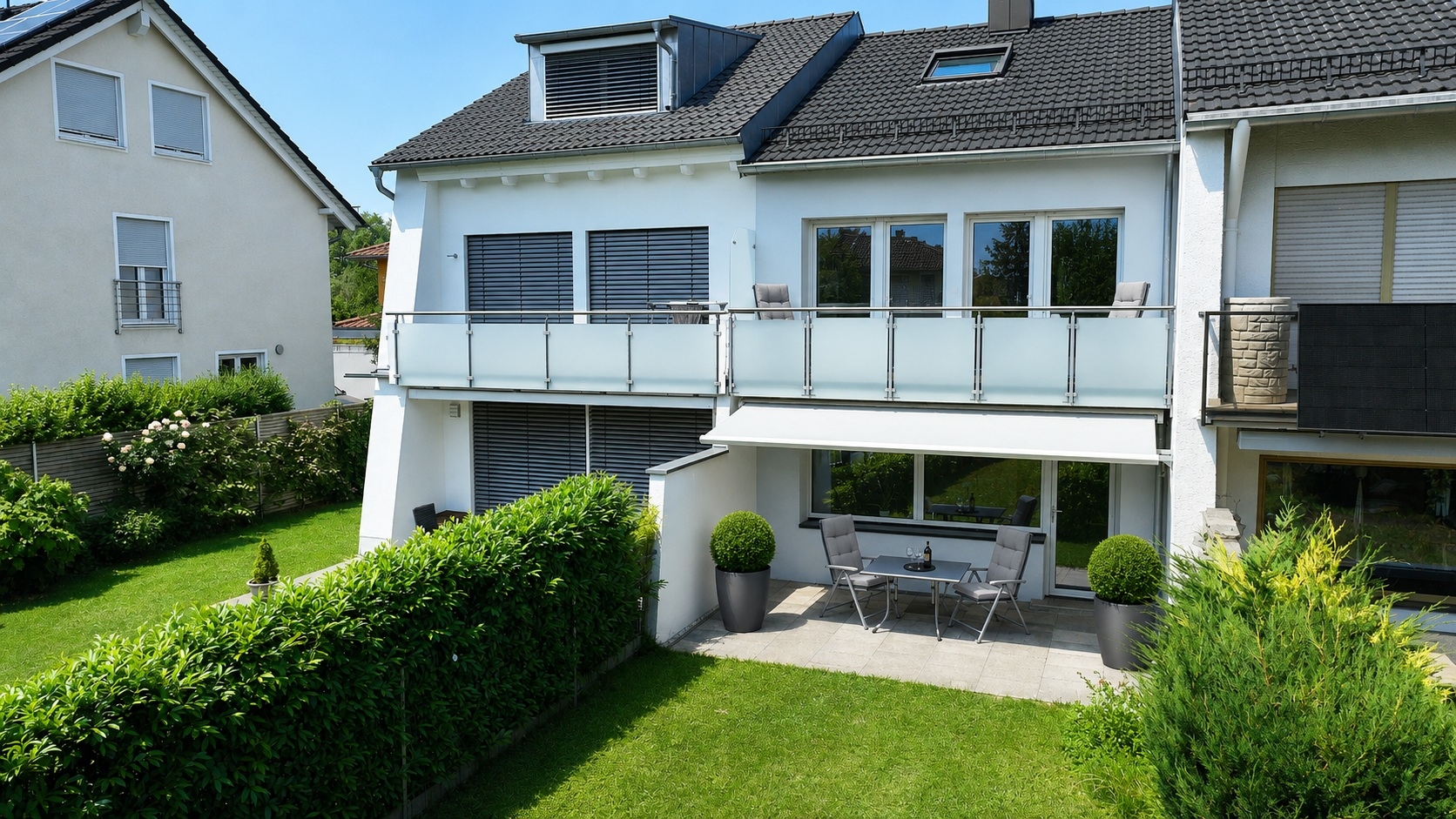 Gartenansicht mit sonnigem Südgarten und Terrasse