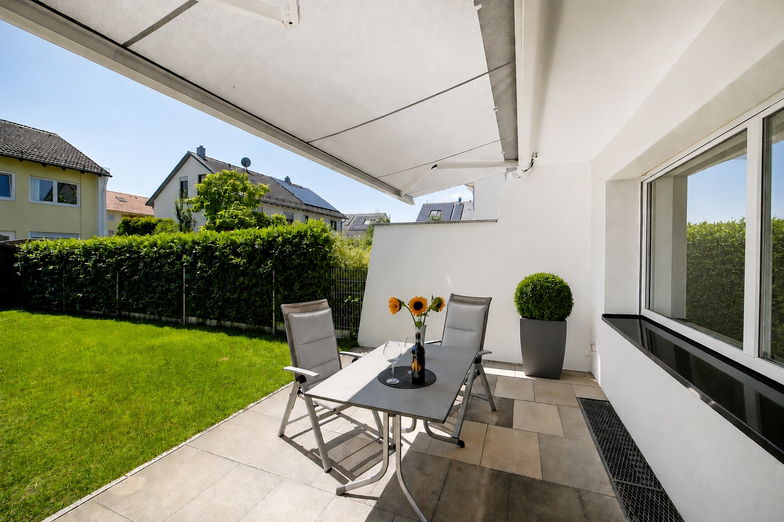 lauschige Südterrasse mit elektrischer Markise