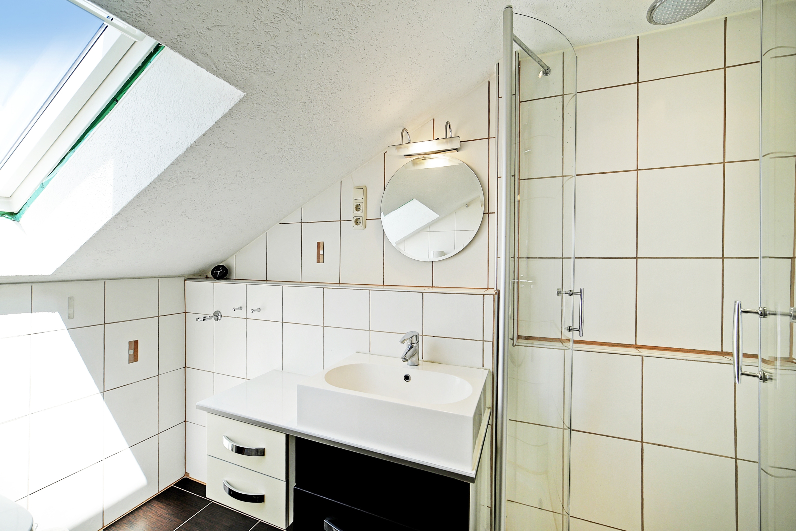 Bad mit Fenster im Dachgeschoß