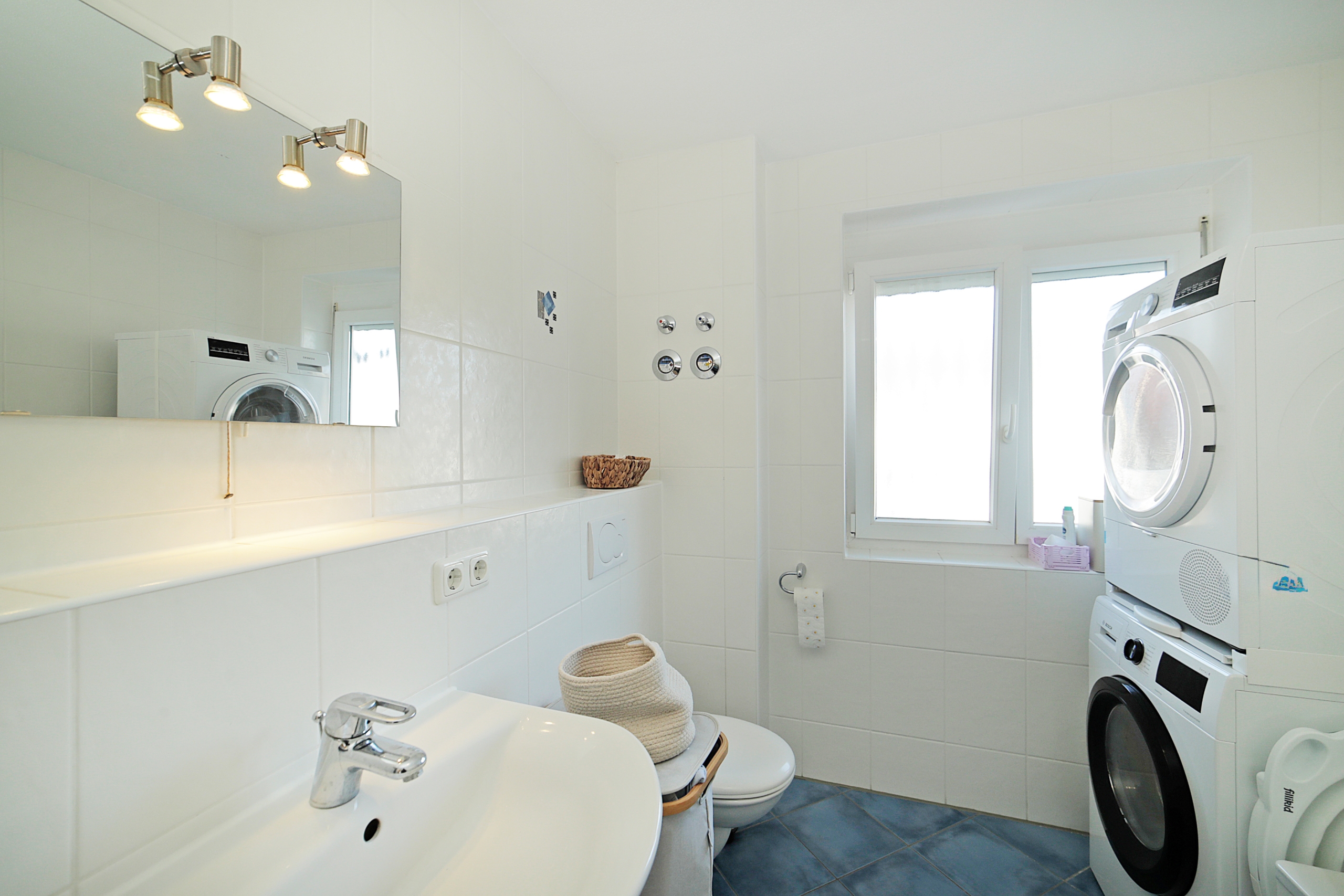 Badezimmer mit Fenster