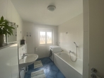 Gepflegte, gut geschnittene und helle 3 Zimmer-Wohnung mit Balkon in grüner Lage in Untermenzing! - Bad mit Fenster
