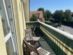 Helle, frisch renovierte 2 Zimmer Dachgeschosswohnung mit 2 Balkonen in Olching - Balkon vor Wohnzimmer