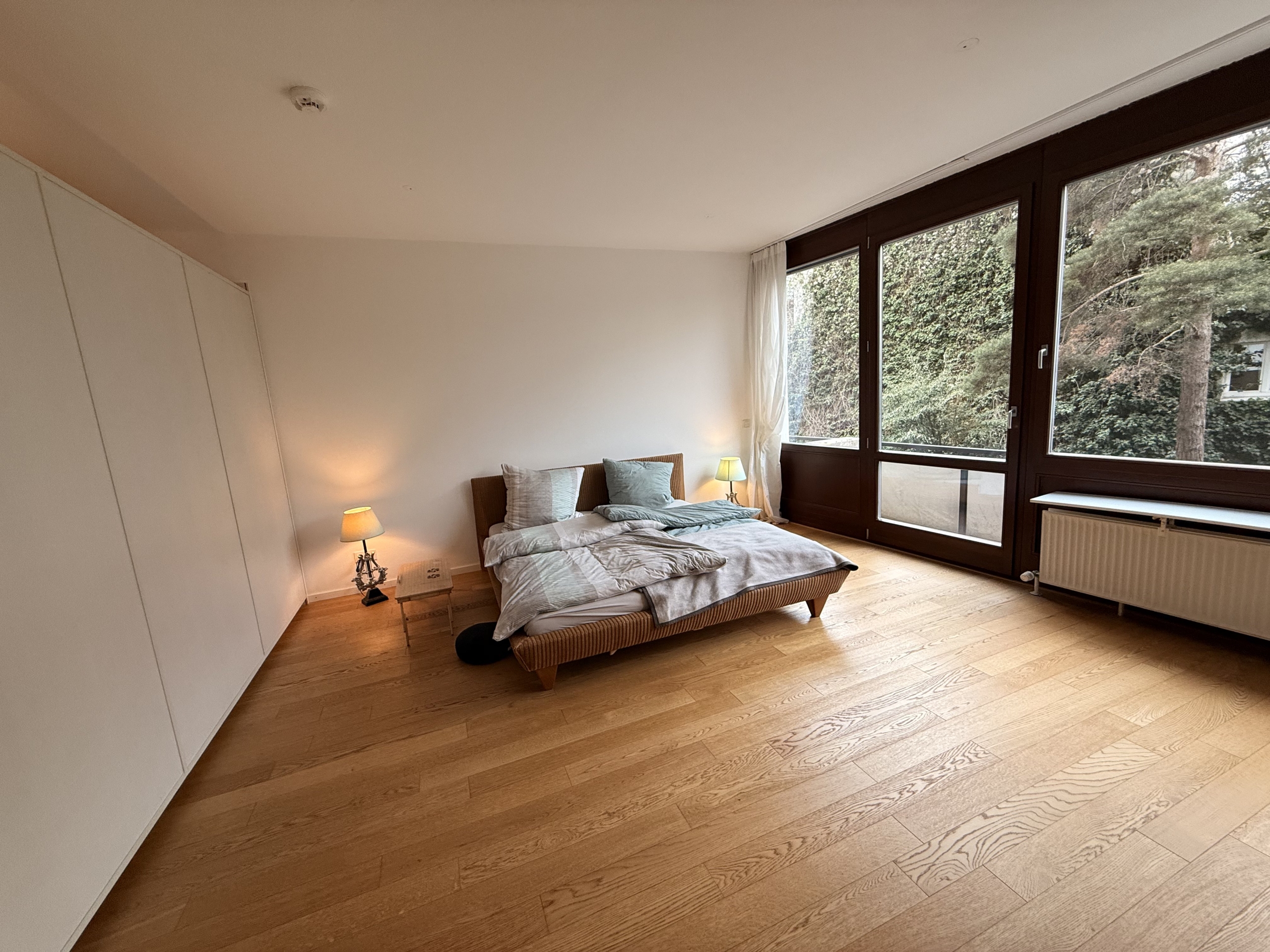 geräumiges Schlafzimmer