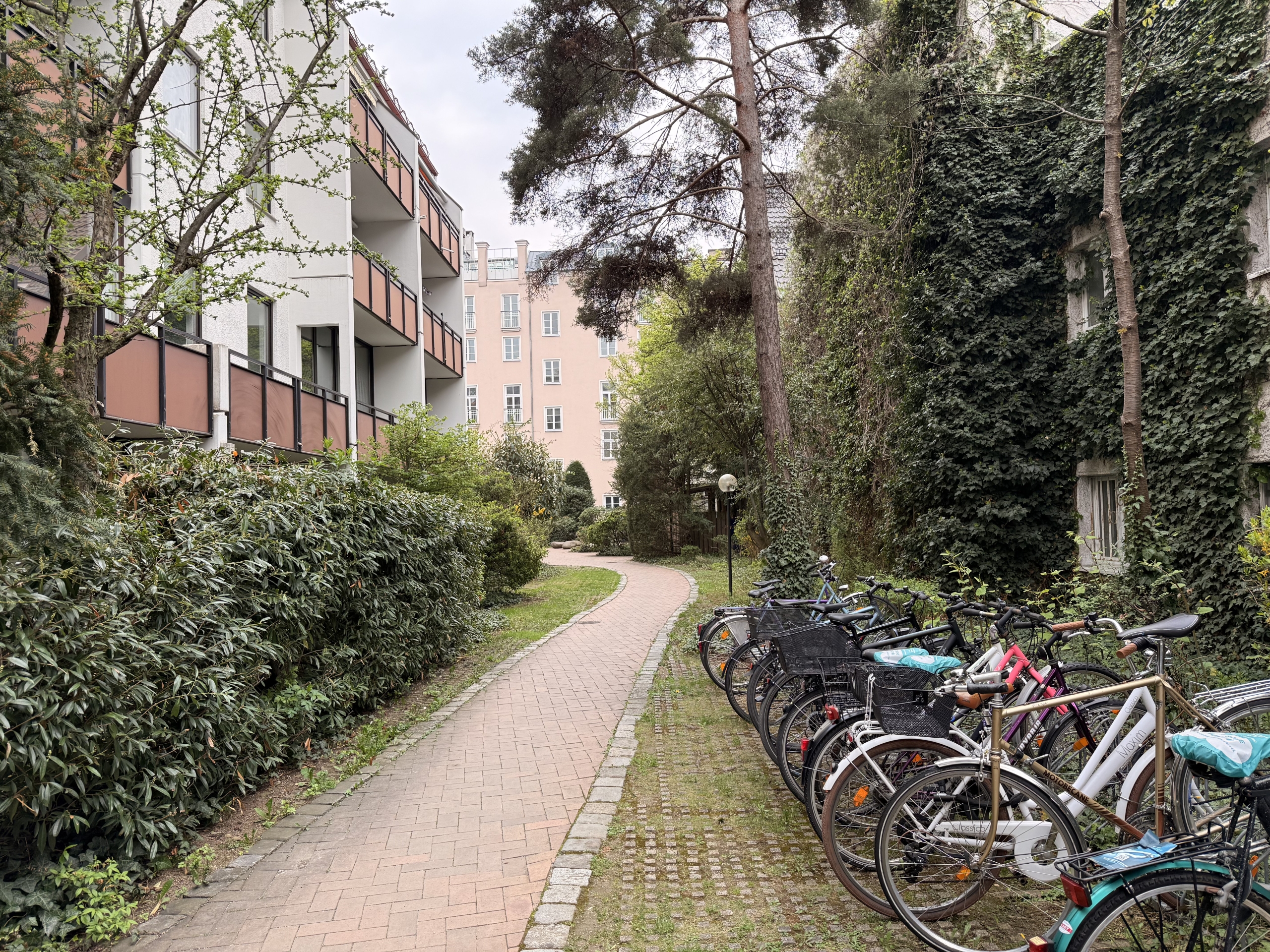 Zugang zum Rückgebäude