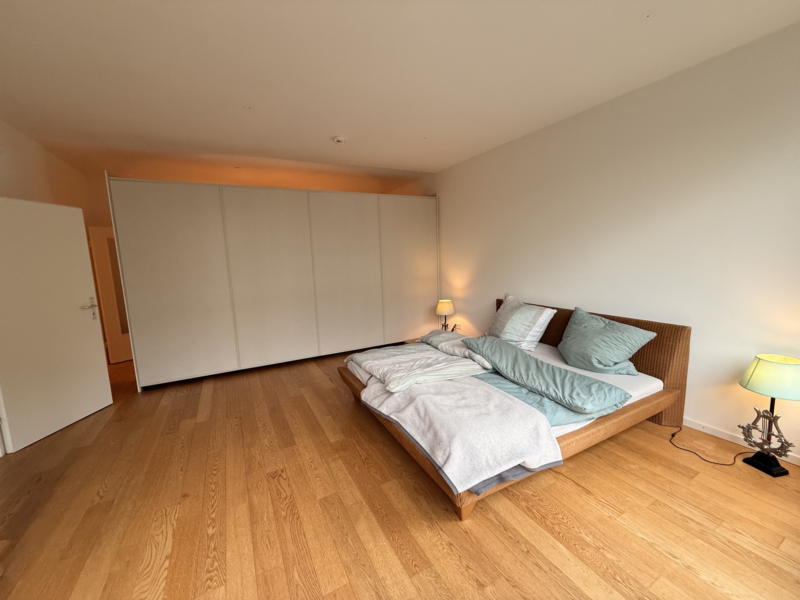 Schlafzimmer mit Raumtrenner/Einbauschrank