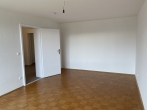 Gut geschnittene,sonnige 2 Zimmer-Wohnung mit Südbalkon und Blick ins Grüne in Perlach! - Wohnzimmer - leer