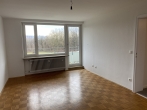 Gut geschnittene,sonnige 2 Zimmer-Wohnung mit Südbalkon und Blick ins Grüne in Perlach! - Wohnzimmer - leer