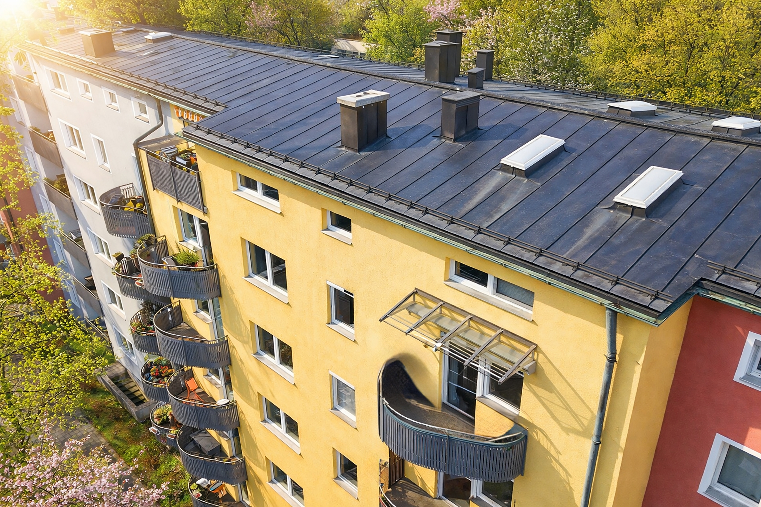 Süd-West Seite Wohnhaus mit Aufsicht Balkon