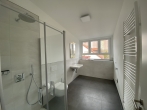 Neuwertige, gut geschnittene 2 Zimmer-Dachgeschoßwohnung in guter, zentraler Lage in Perlach! - Bad mit Fenster