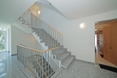 Sehr gepflegte, sonnige 3 Zimmerwohnung in grüner ruhiger Lage mit Süd u.Westbalkon in Milbertshofen - Treppenhaus