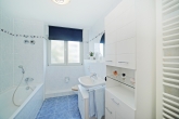 Sehr gepflegte, sonnige 3 Zimmerwohnung in grüner ruhiger Lage mit Süd u.Westbalkon in Milbertshofen - Bad mit Fenster