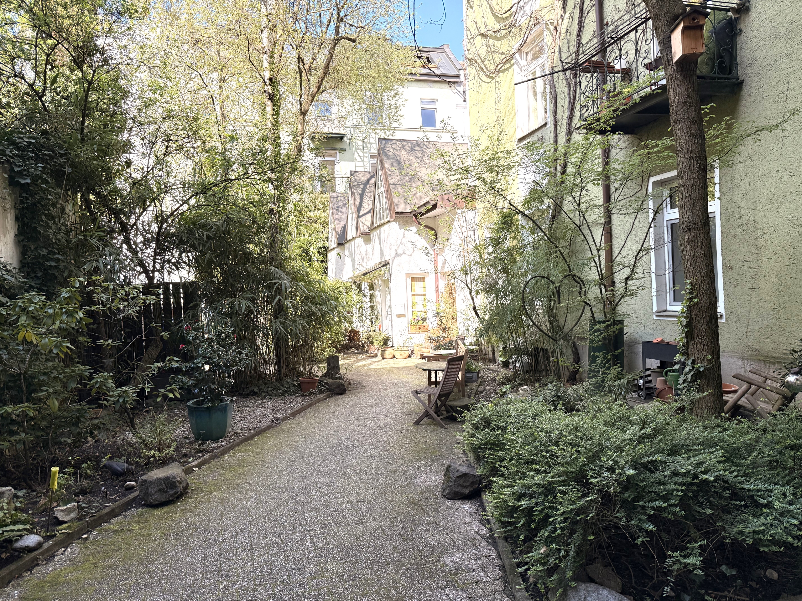 Zugang zum Rückgebäude