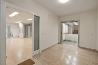 Aufzug und Büroeingang