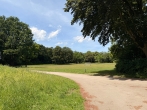 weitläufiger Park direkt vor dem Haus