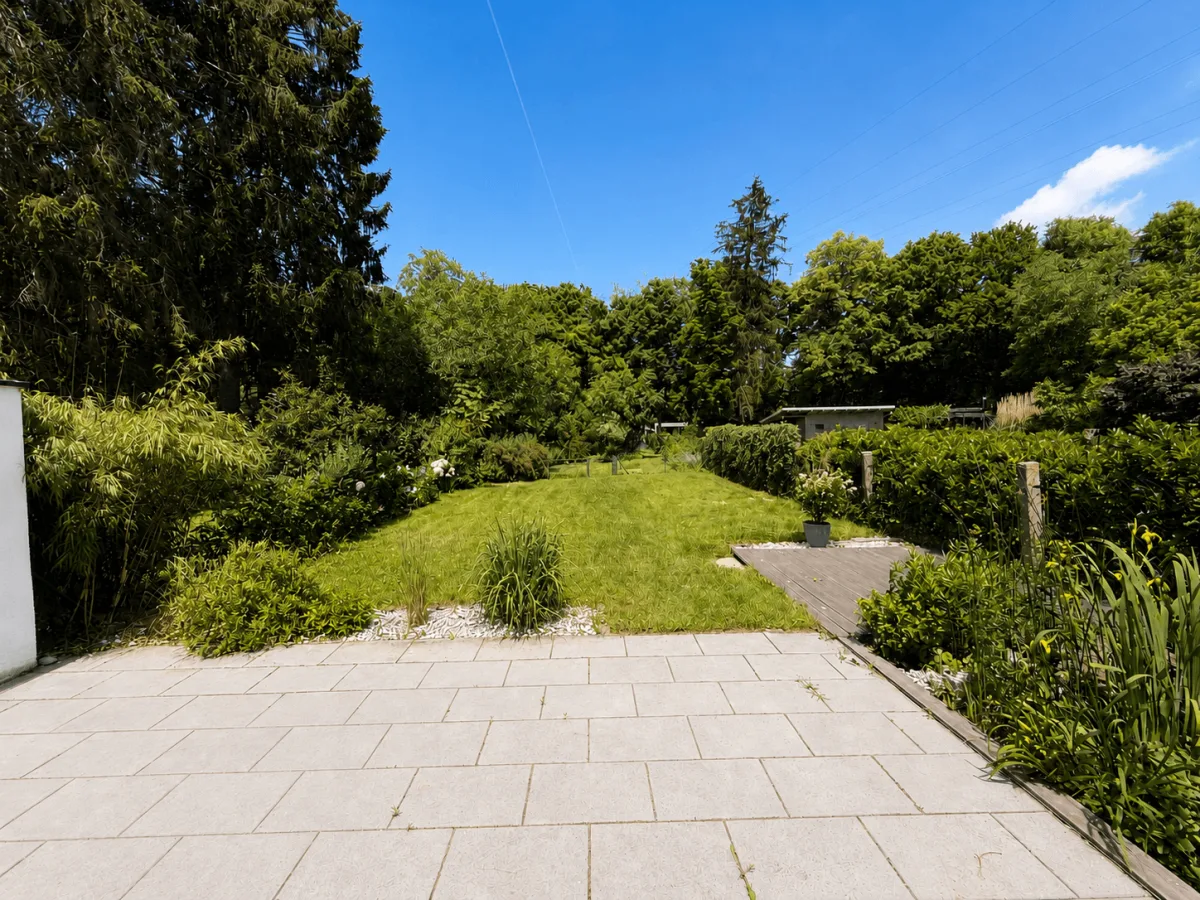 schön eingewachsener Garten