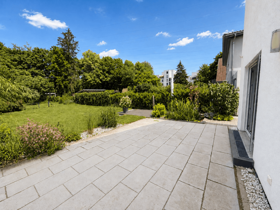 großzügige Terrasse mitd idyllischem Garten