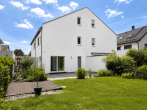 Gartenansicht mit Terrasse  und Holzdeck