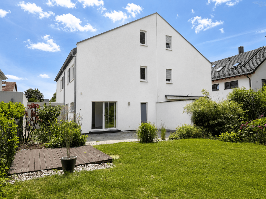 Gartenansicht mit Terrasse  und Holzdeck