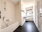 2. Bad mit Wanne und Fenster