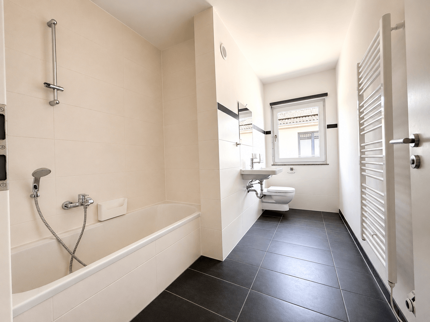 2. Bad mit Wanne und Fenster