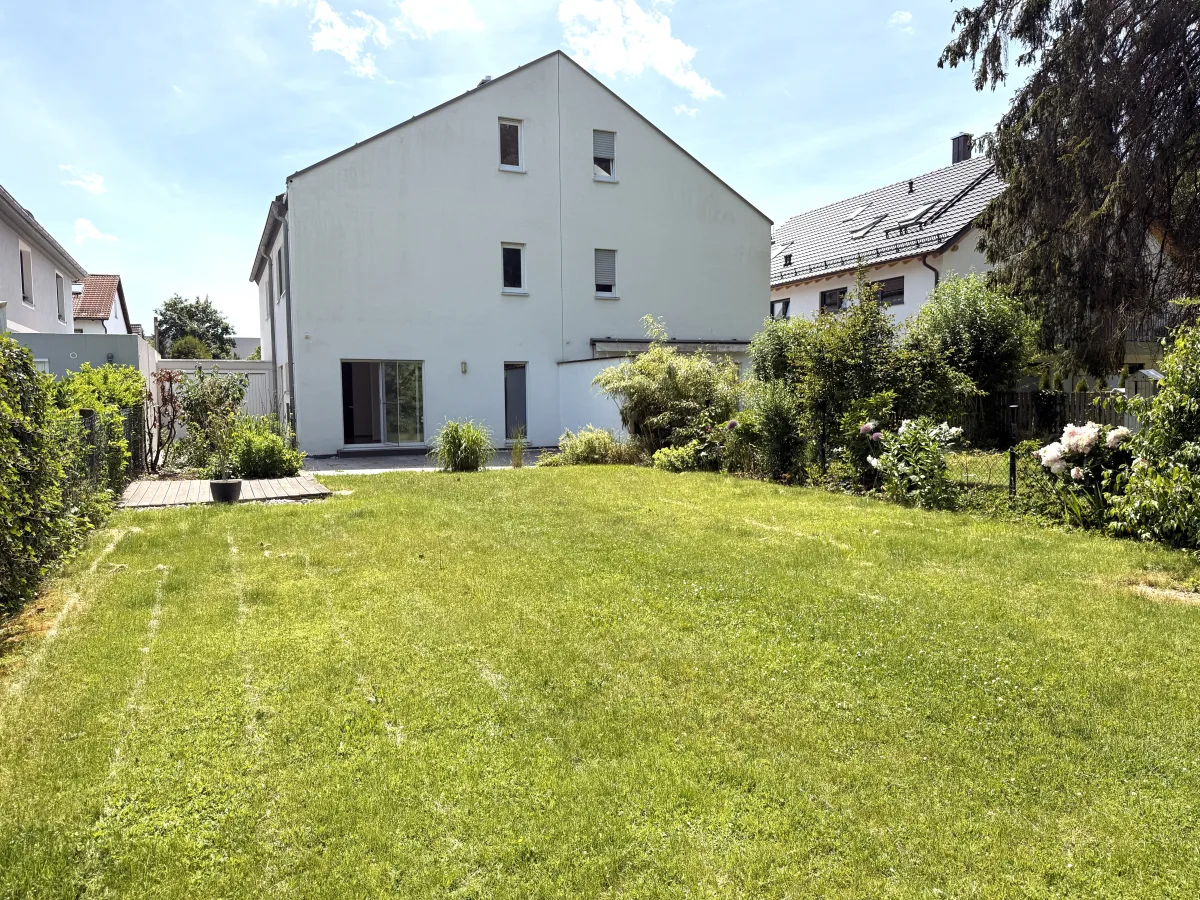 herrlicher, großer Garten